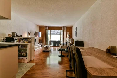 Salon; électroménager, parquet, lumière naturelle, style moderne