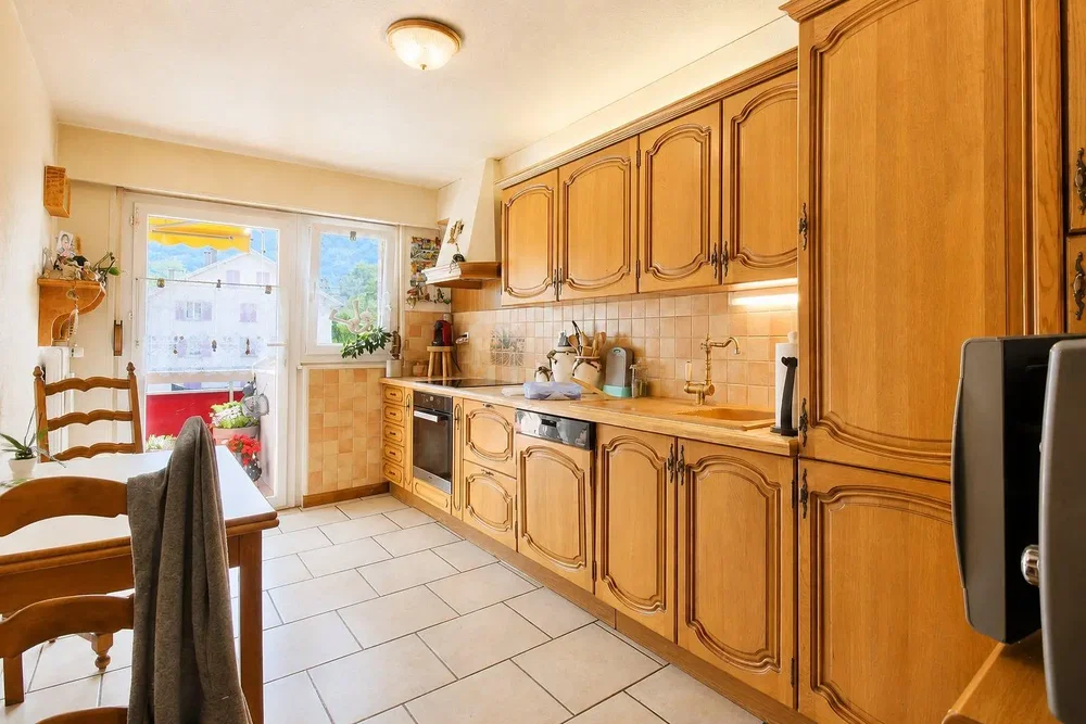 Cuisine; électroménager, carrelage, lumière naturelle