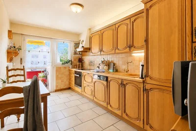 Cuisine; électroménager, carrelage, lumière naturelle
