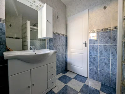 Badezimmer; fliesenboden, tageslicht