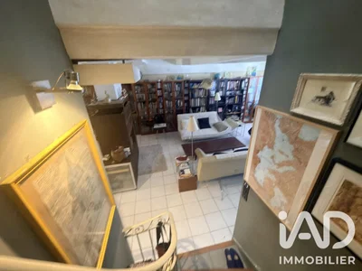 Oturma odası; fayans zemin, doğal ışık