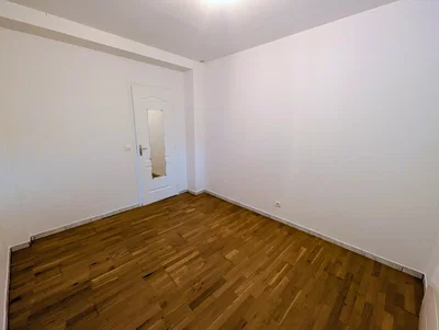 Schlafzimmer; holzboden, tageslicht