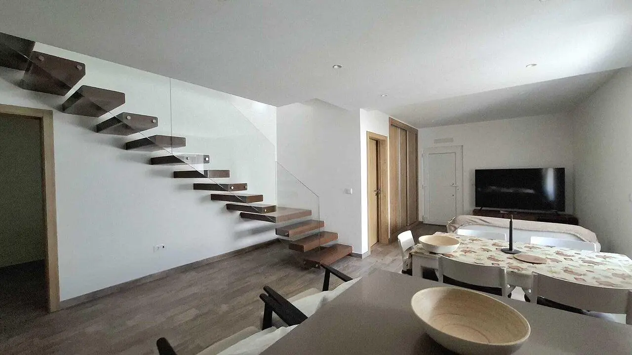 Salon; lumière naturelle, parquet, style moderne