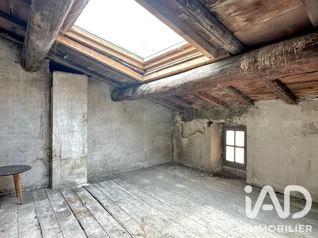 Autre; poutres en bois, parquet, nécessite rénovation, lumière naturelle