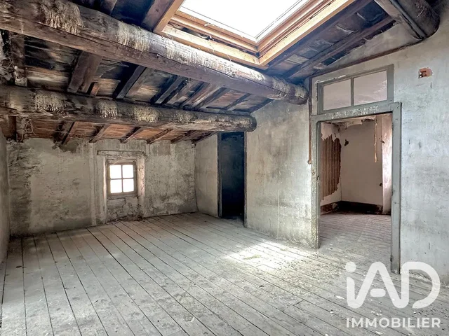 Autre; poutres en bois, parquet, nécessite rénovation, lumière naturelle