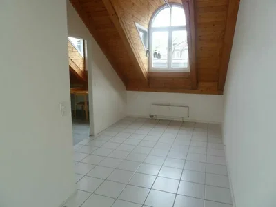 Quarto de criança; chão de azulejo, luz natural