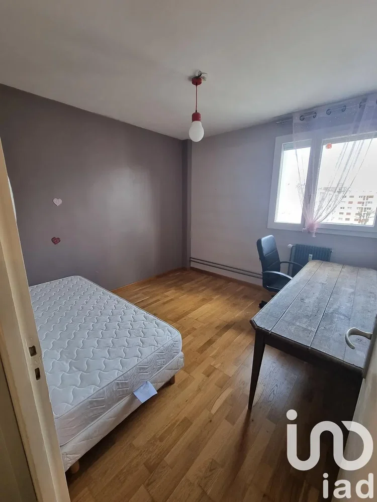 Schlafzimmer; holzboden, tageslicht