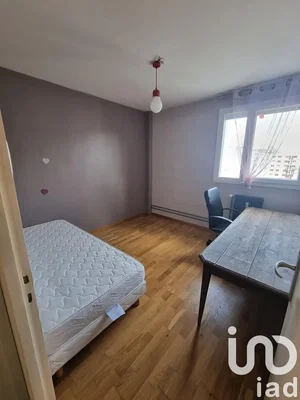 Schlafzimmer; holzboden, tageslicht