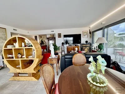Wohnzimmer; fliesenboden, tageslicht, moderner stil