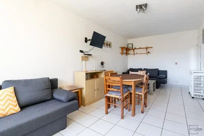Wohnzimmer; fliesenboden, tageslicht