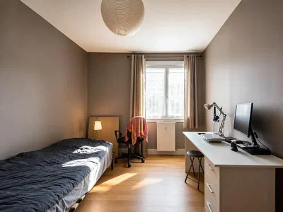 Schlafzimmer; tageslicht, holzboden