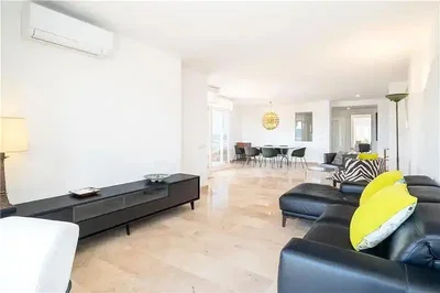 Wohnzimmer; tageslicht, fliesenboden, moderner stil