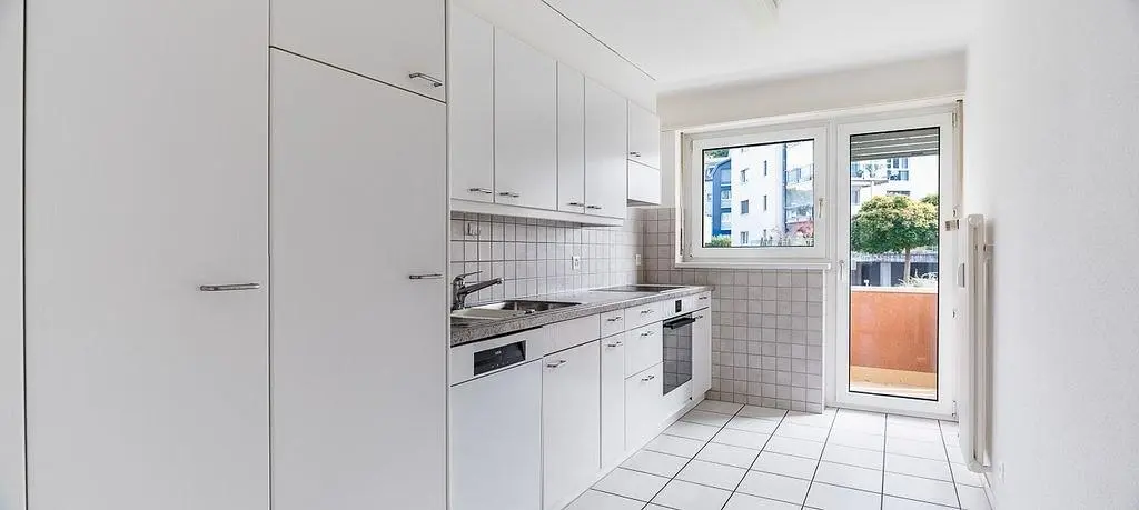 Cuisine; électroménager, carrelage, lumière naturelle, style moderne