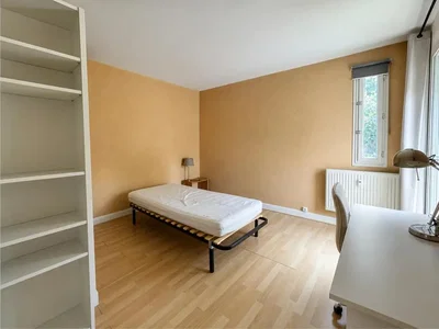 Schlafzimmer; holzboden, tageslicht