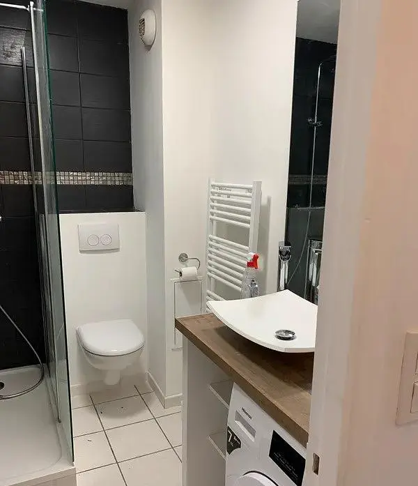 Badezimmer; fliesenboden, tageslicht