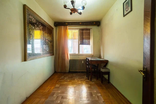 Obývací pokoj; dřevěná podlaha, přirozené světlo