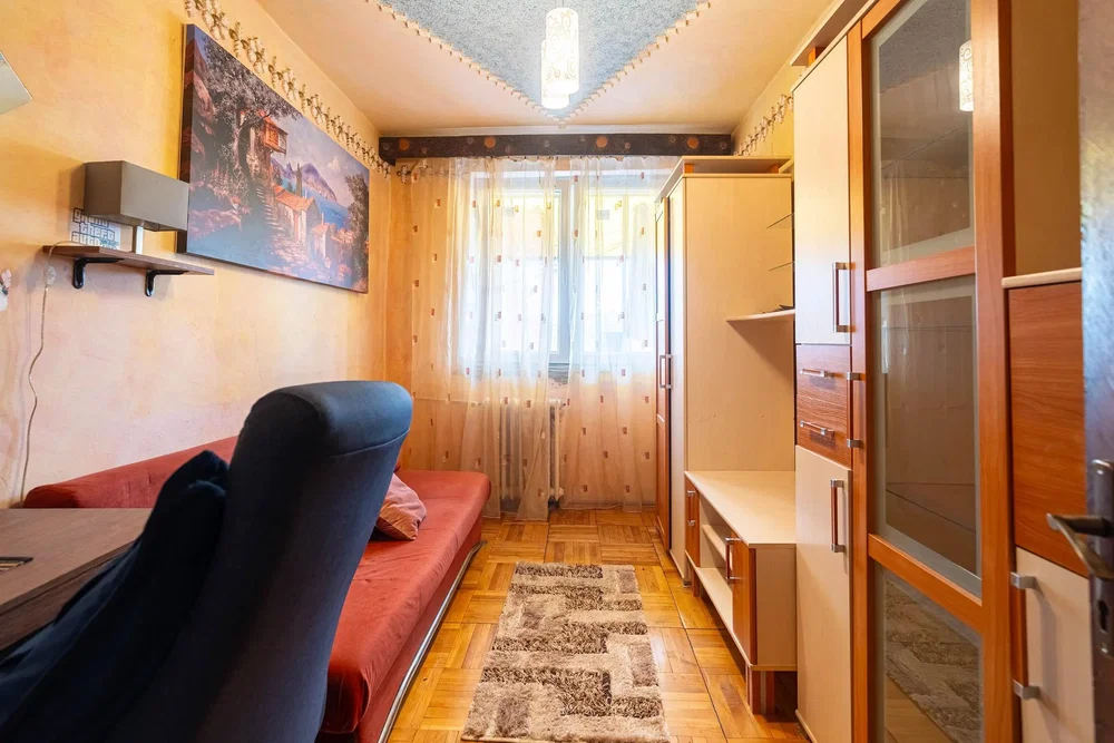 Ostatní; dřevěná podlaha, přirozené světlo