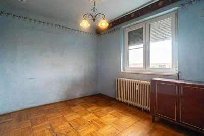 Ložnice; dřevěná podlaha, přirozené světlo, nutná rekonstrukce