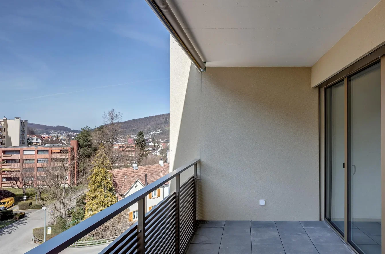 Balcone; vista, pavimento in piastrelle
