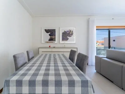 Wohnzimmer; tageslicht, fliesenboden, moderner stil