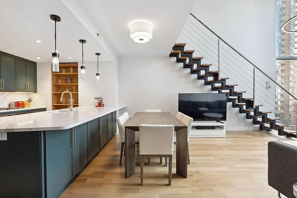 Cuisine; électroménager, parquet, lumière naturelle, style moderne