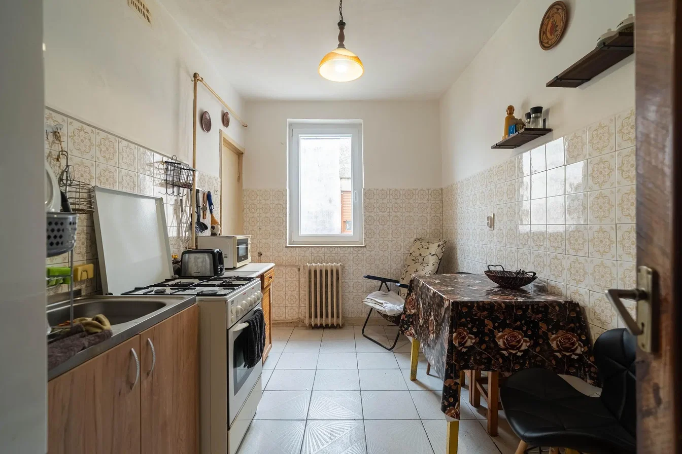 Kitchen; kitchen appliances, tile floor, natural light