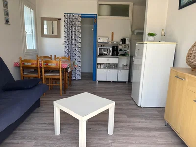 Dnevna soba; kuhinjski aparati, pločice, prirodno svjetlo