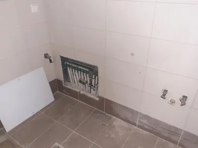 Toilettes; nécessite rénovation, carrelage