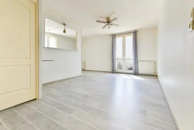 Wohnzimmer; fliesenboden, tageslicht