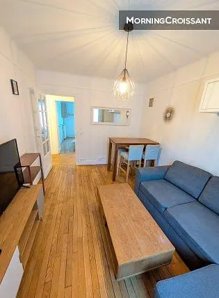 Wohnzimmer; holzboden, tageslicht