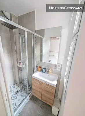 Badezimmer; fliesenboden, tageslicht