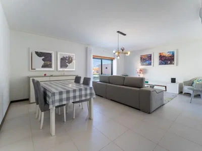 Wohnzimmer; tageslicht, fliesenboden