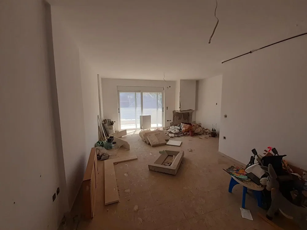 Autre; nécessite rénovation, lumière naturelle