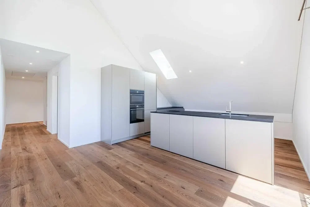 Küche; küchengeräte, holzboden, tageslicht, moderner stil