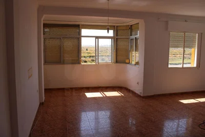 Salón; suelo de baldosas, luz natural