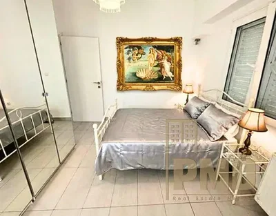 Ložnice; dlažba, přirozené světlo