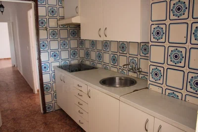 Cocina; suelo de baldosas, necesita renovación