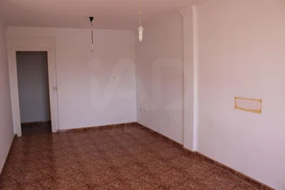 Otro; suelo de baldosas, necesita renovación, luz natural