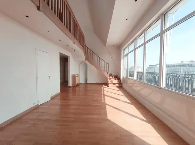 Wohnzimmer; holzboden, tageslicht, hohe decken