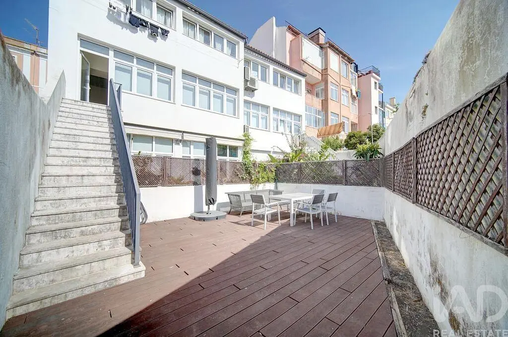 Terraço; chão de madeira, luz natural, precisa de renovação