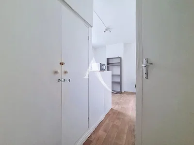 Соба; дрвени под, природно светло