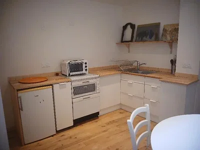 Küche; holzboden, küchengeräte, tageslicht