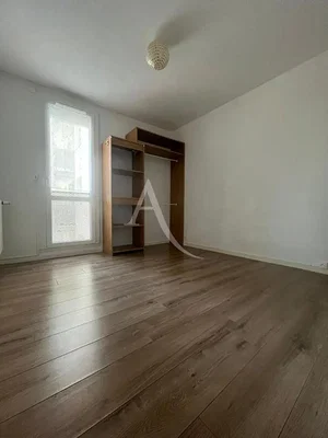 Spavaća soba; drveni pod, prirodno svjetlo