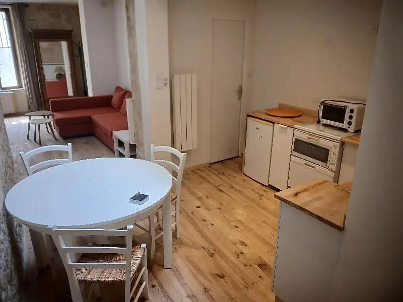 Küche; küchengeräte, holzboden, tageslicht