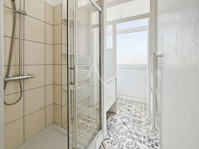 Купатило; плочице, природно светло