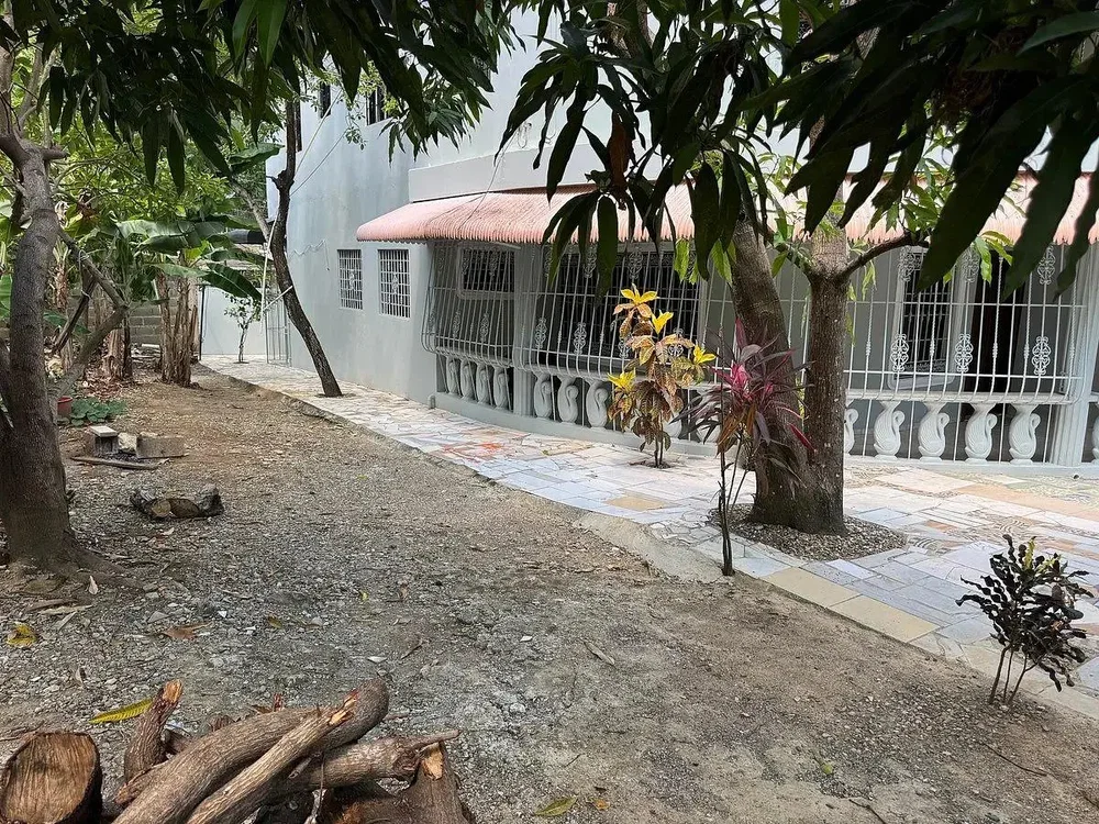 Kuća i okolina; prirodno svjetlo, potrebna renovacija