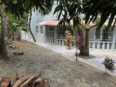 Kuća i okolina; prirodno svjetlo, potrebna renovacija