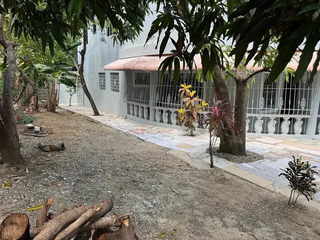 Kuća i okolina; prirodno svjetlo, potrebna renovacija