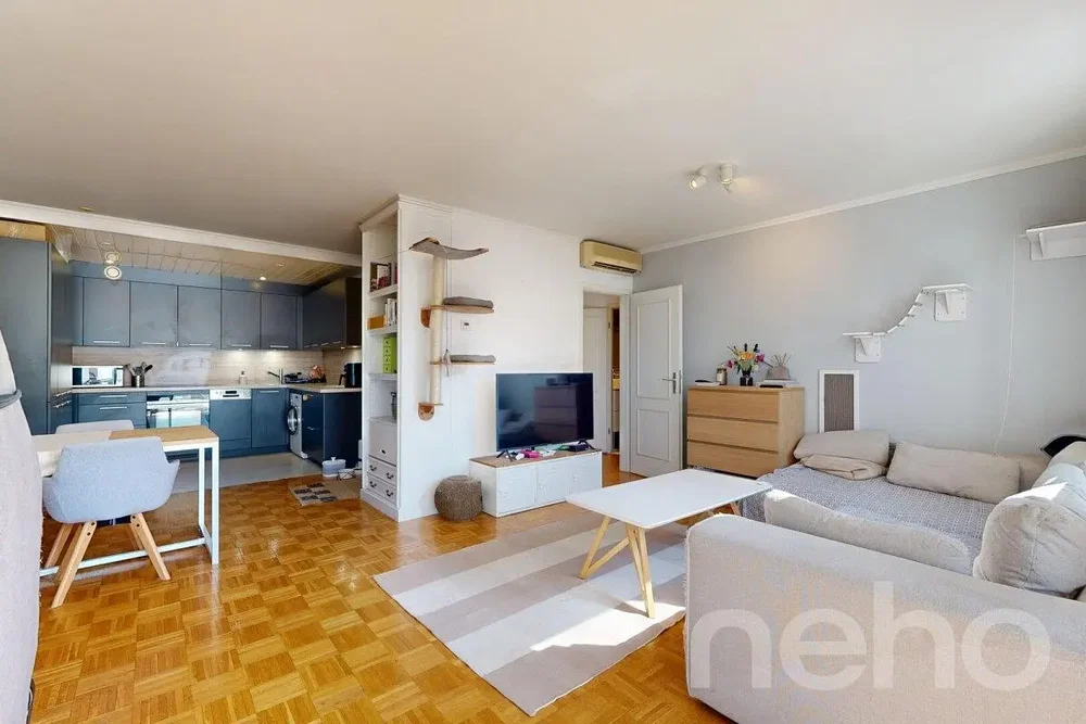 Salon; parquet, lumière naturelle, style moderne, électroménager
