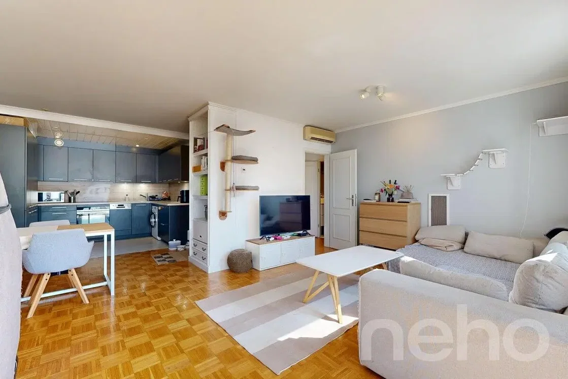Wohnzimmer; holzboden, tageslicht, moderner stil, küchengeräte